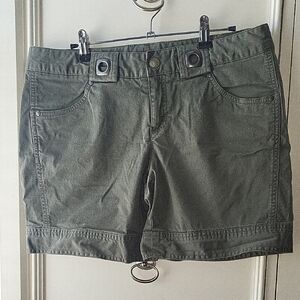 Athleta Dark Olive Cargo Shorts EUC 10